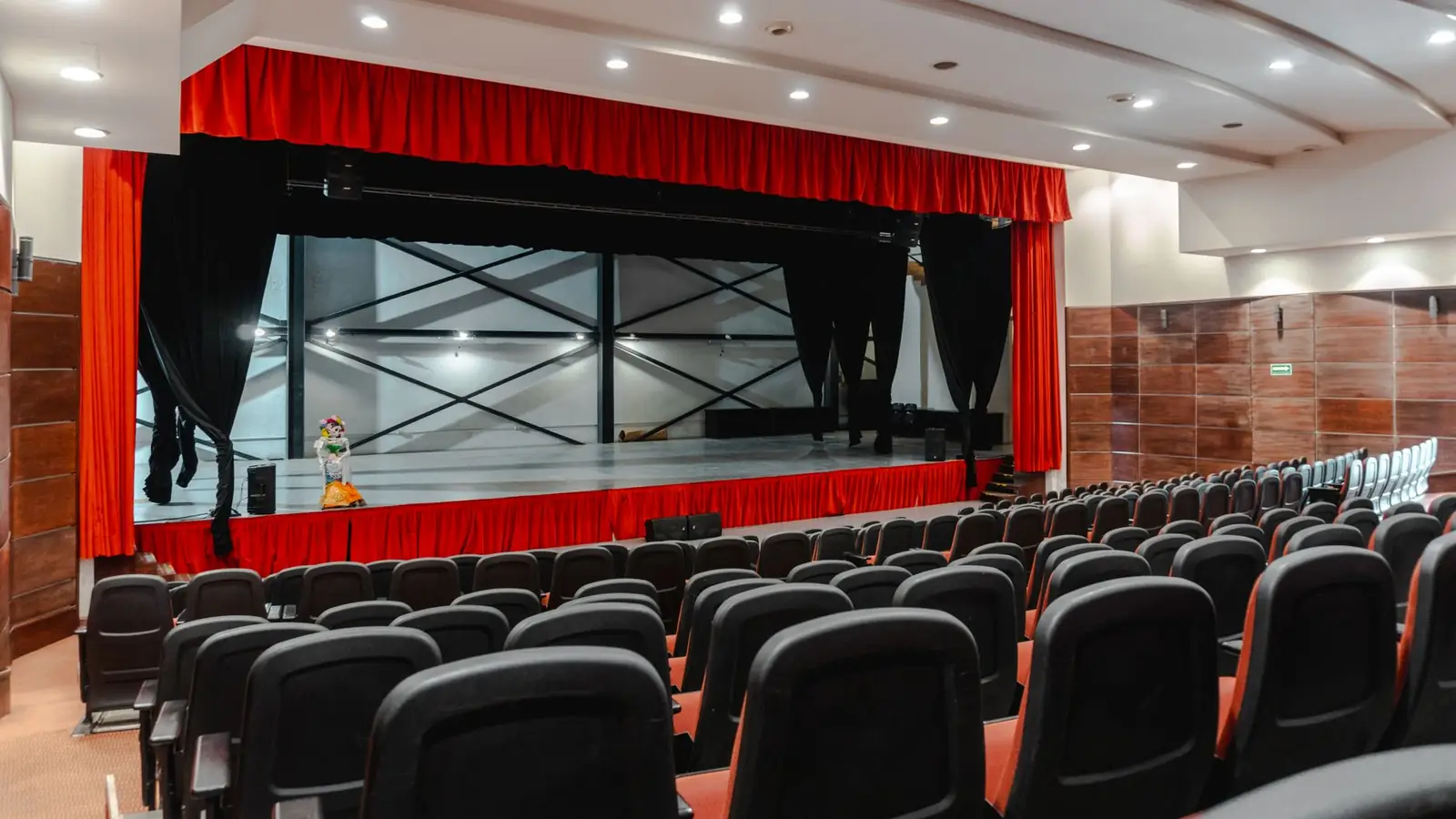 The Crown Stage - Theatre & Entertainment